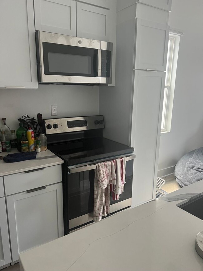 Photo - 5 BR House 1/2 block from Maple St - POOL!