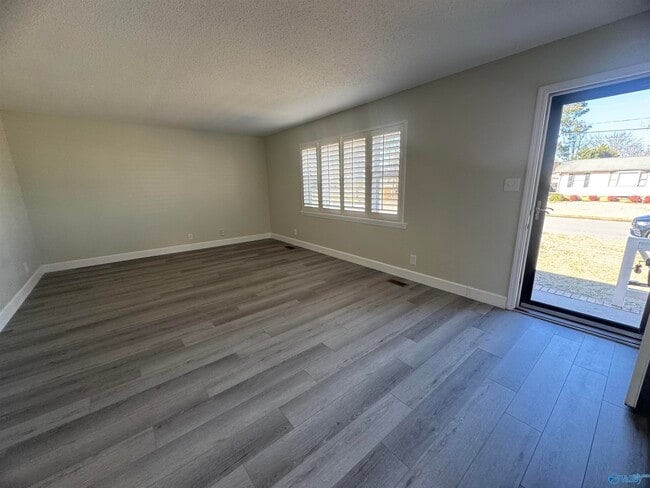 Photo - 9904 Willow Cove Rd SE