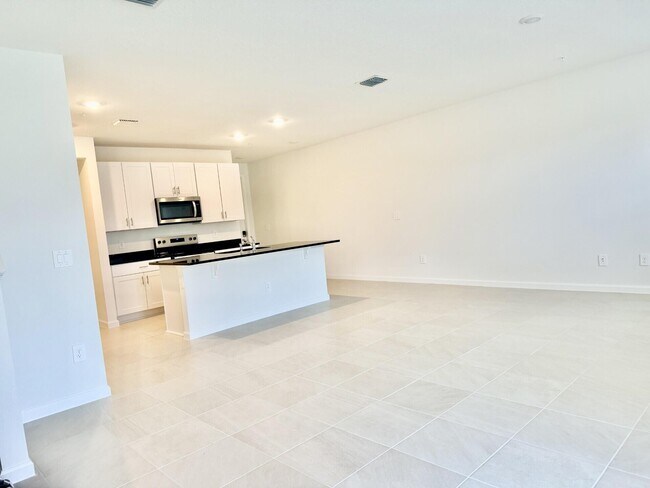 Photo - 586 Salisbury Cir