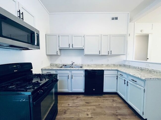 Fully Renovated 3 bed 2 bath Apartment