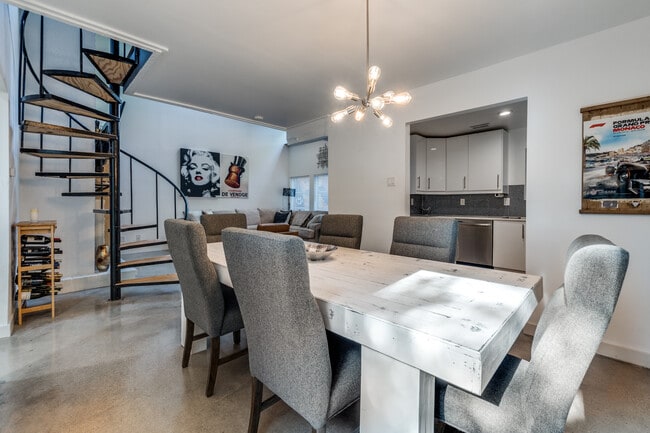 Vista del comedor y la cocina - 9711 Smokefeather Ln