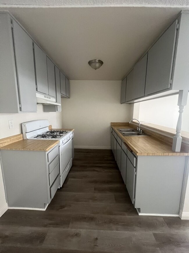 8541 Foothill Blvd., Sunland