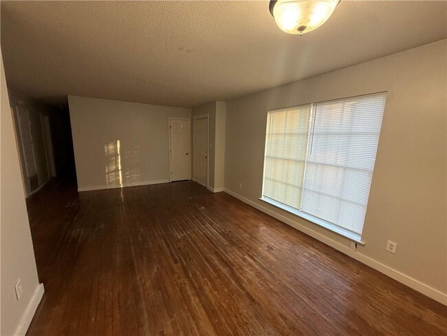 Photo - 532 Woodlore Dr