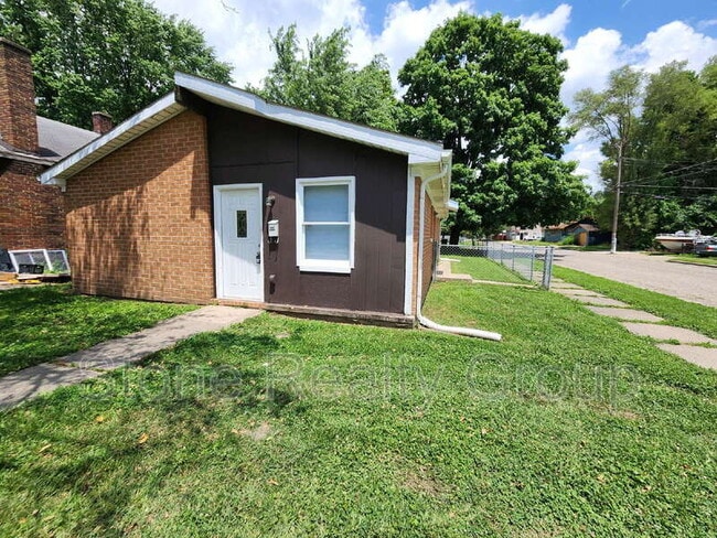 Building Photo - 2262 3rd Ave