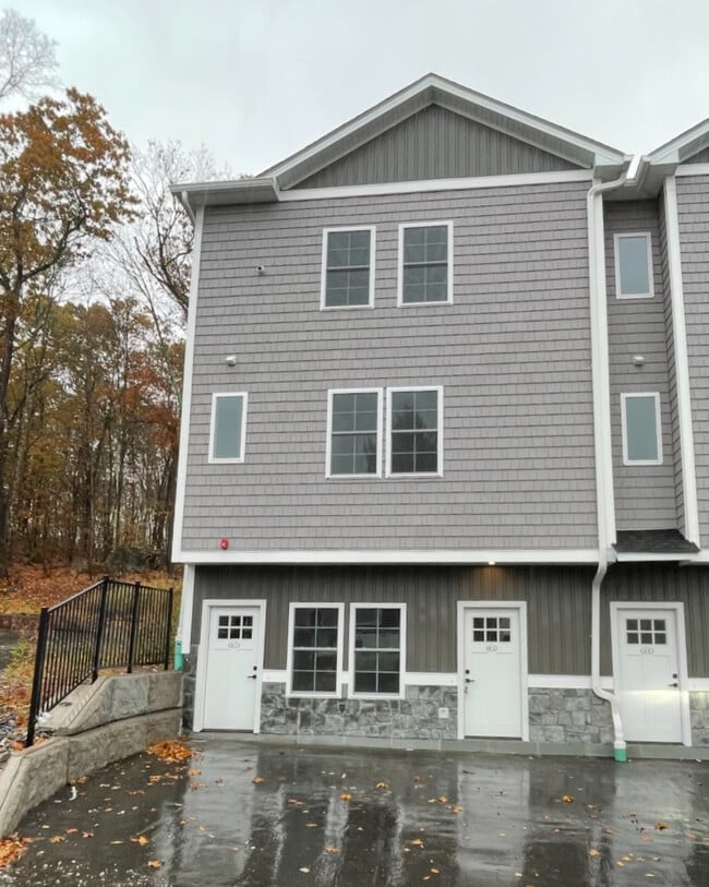 Front Door/ Parking - 243 Echo Lake Rd Unit B-1