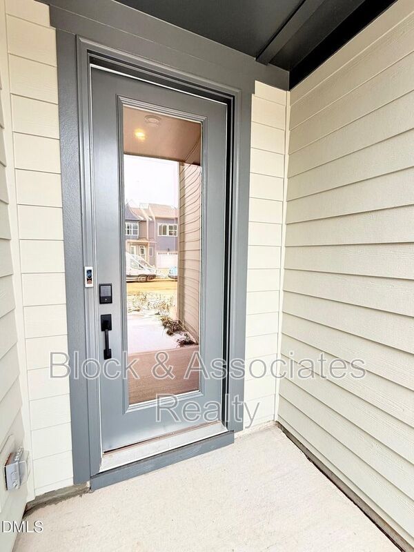 Photo - 216 Oak Summit Pl