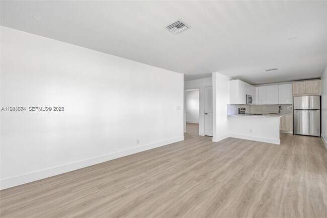 Photo - 417 SE 3rd Ave Unidad 3