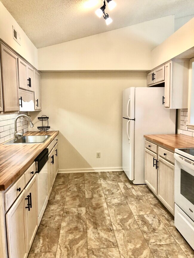 Photo - 803 Moultrie Ct Unidad G