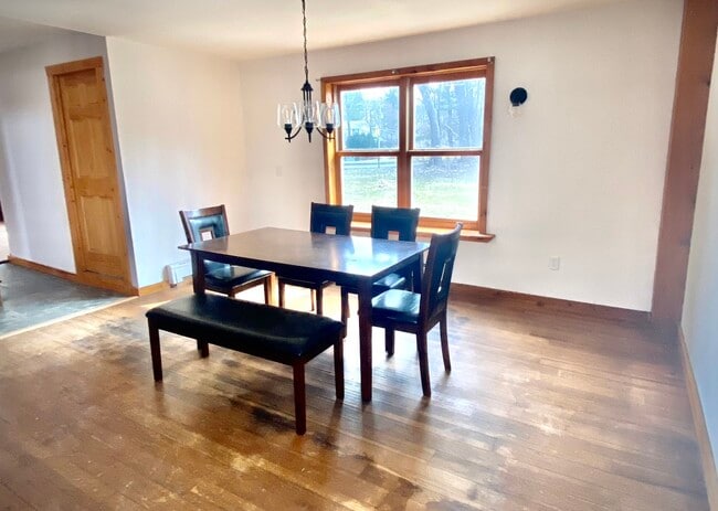 Photo - 3074 Upper Main St