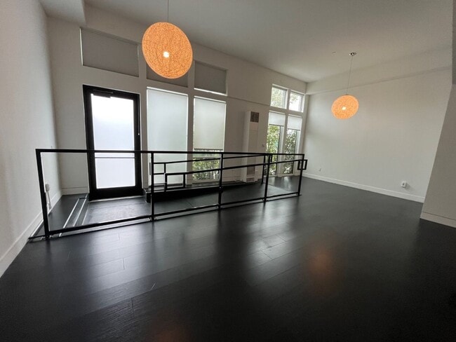 Photo - SPACIOUS STUDIO IN OAKLAND! Unidad A