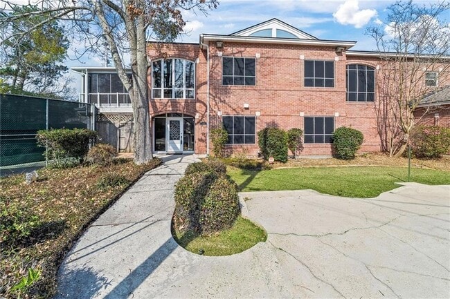 Building Photo - 632 Village Ln S