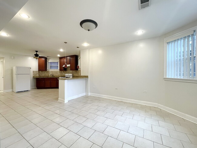 Photo - 2449 N Avers Ave Unit B