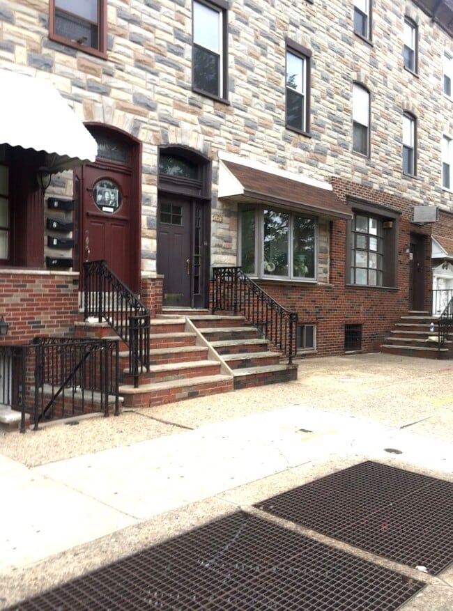 2nd Flr Studio w/ Balcony - 1521 S Broad St Unit 2R