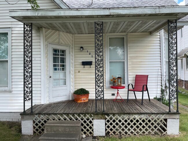 Front Porch's - 121 E Park St House