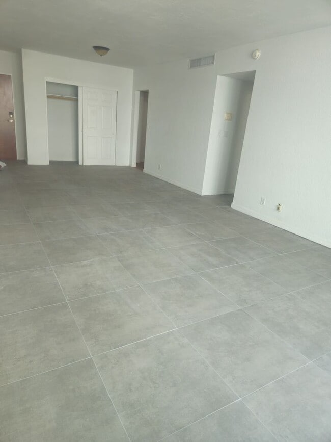 Building Photo - 3801 S Ocean Dr