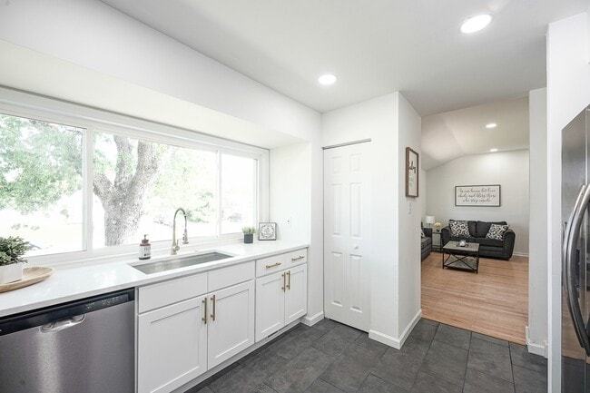 411 Greenview Dr