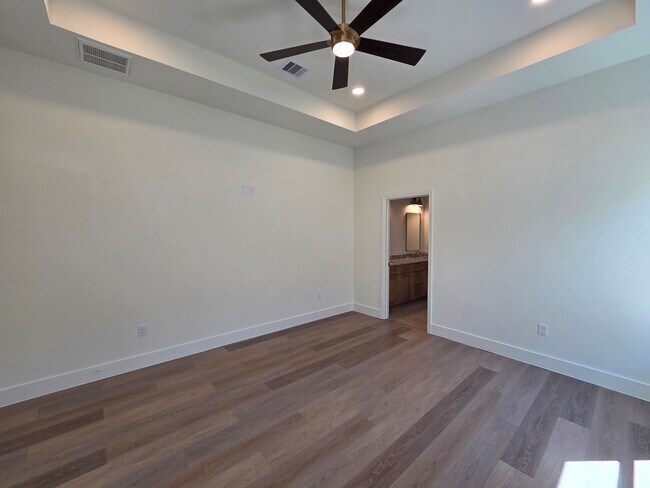 Photo - 16276 Jeet St