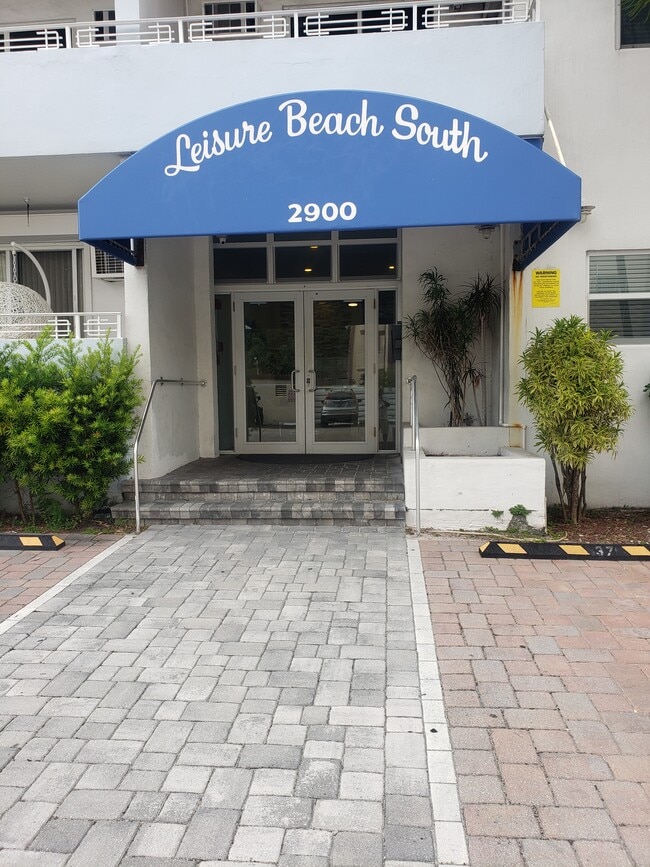 main entrance - 2900 Banyan St Unit 703