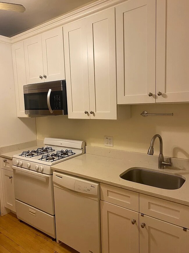 Building Photo - 844 W Aldine Ave Unit 1