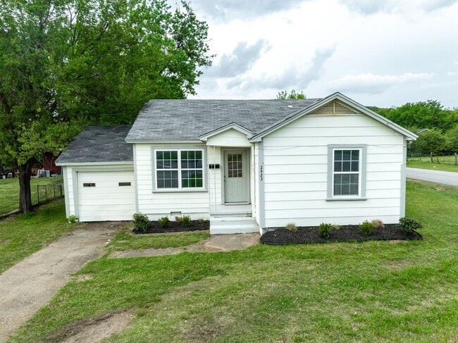 Building Photo - Freshly Updated House