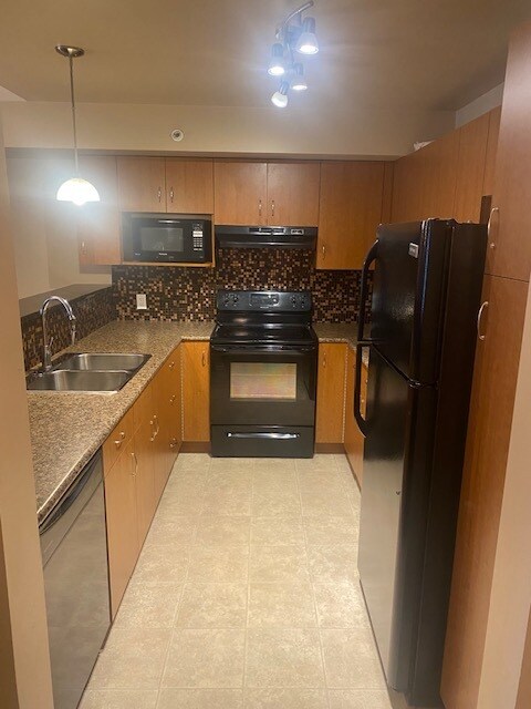 Photo - 215-215 Greenway Crescent W