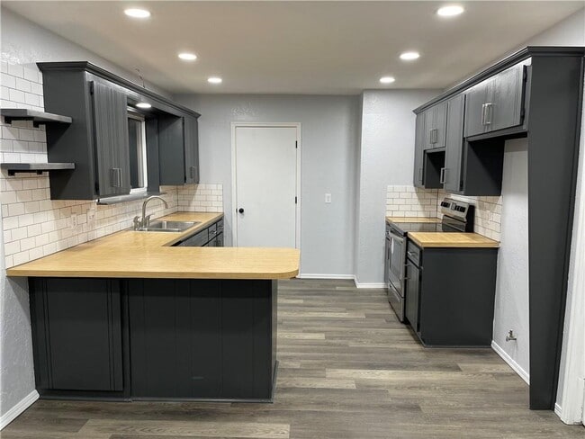 Photo - 11928 SW 7th St