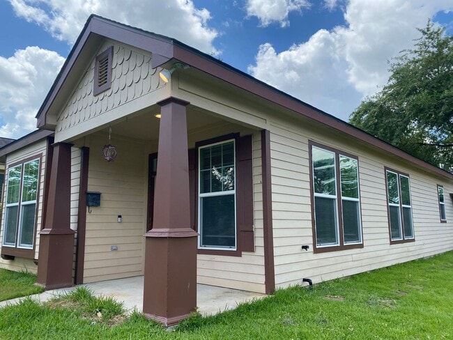 Photo - Charming 2 BR / 2 BA Beaumont home — updat...