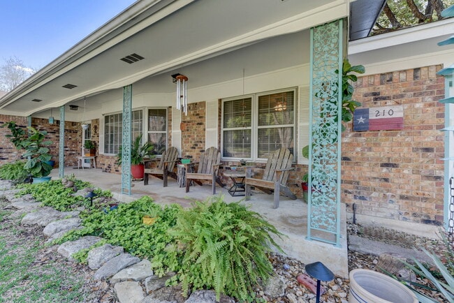 Photo - 210 Live Oak Dr
