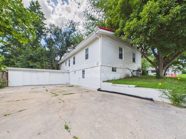 Building Photo - 622 Christopher St