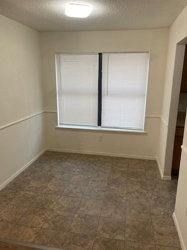 Photo - 716 Woodland Ct