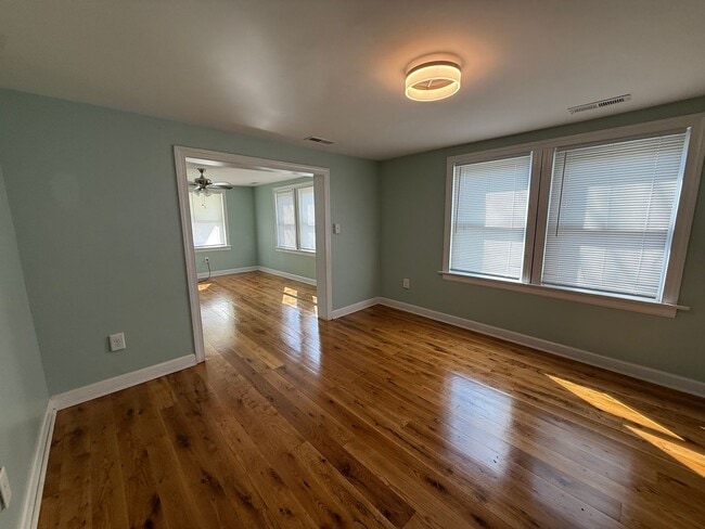 Photo - 1709 Carolina St E