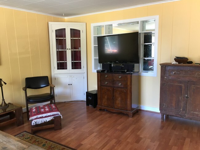 big screen tv with cable & Netflix, Hulu etc - 2123 Park St