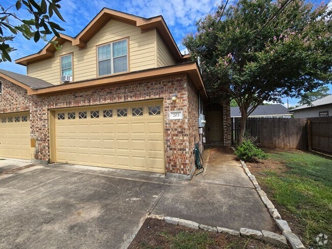 Building Photo - 3/2.5/2 Duplex / Laundry on 1st Floor (Ins... Rental