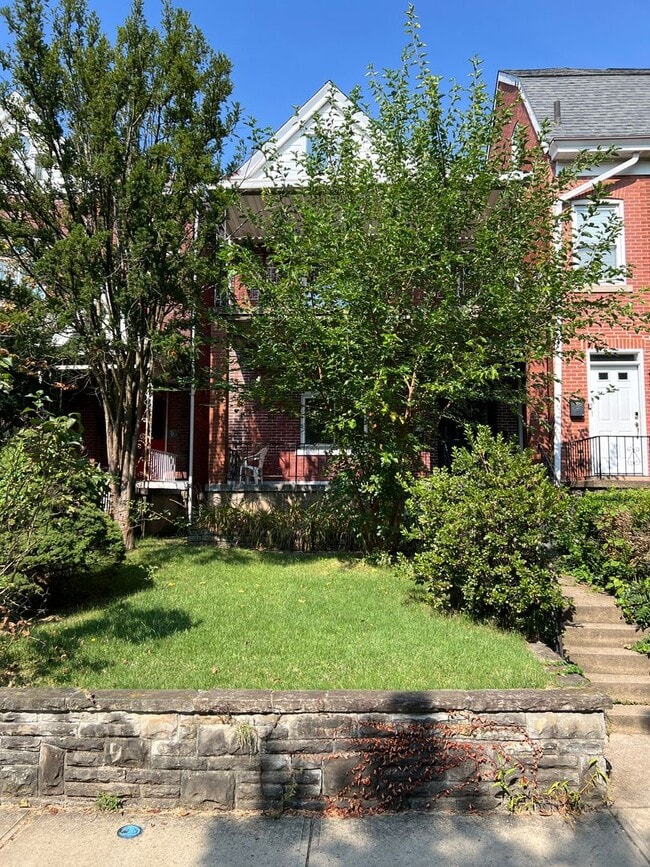 Building Photo - Stunning 4 bedroom 2.5 bathroom house  - B...
