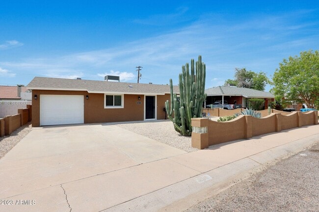 Photo - 2411 W Cheery Lynn Rd