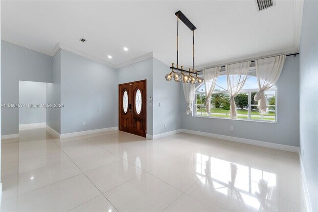 Photo - Winged Foot Drive, Hialeah, FL 33015 - 4 B...