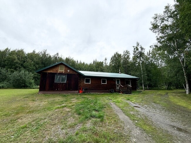 Building Photo - 4-bedroom home in North Pole / On city water