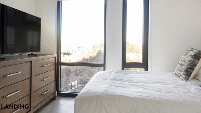 Photo - 1007 S Mint St Unidad 810