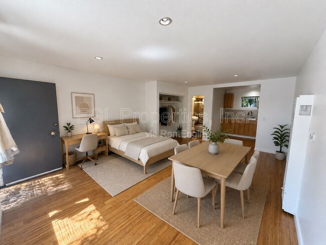 Building Photo - 362 N San Vicente Blvd Unit D