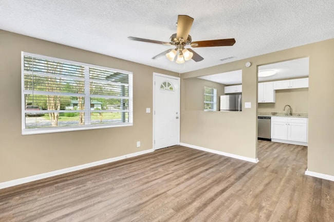 Photo - 6969 Delisle Dr