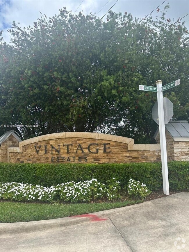 Building Photo - 10423 NW 70th Ln Rental