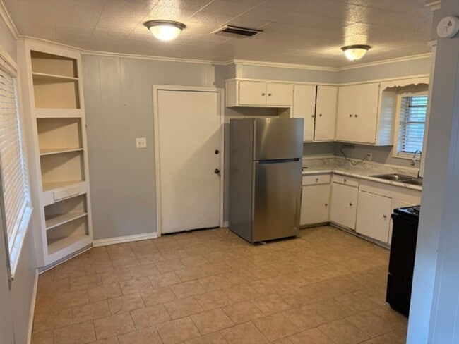 1301 Manor Pl