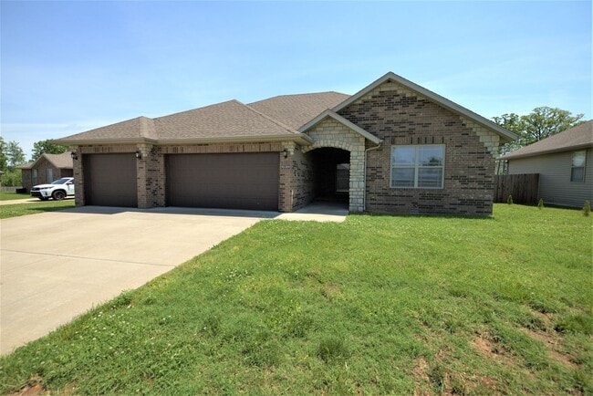 Photo - 4 Bedroom home with fenced backyard