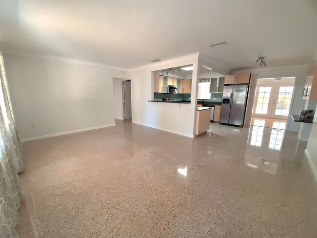 Photo - Stunning Pool Home in Sapphire Shores – West of the Trail Near the Ringling Museum