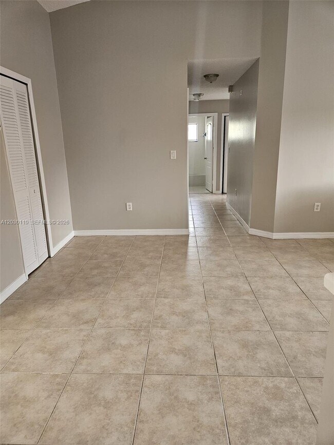 Photo - 2527 W 76th St Unidad 208