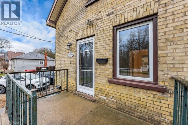 Photo - 527 Wellington St N