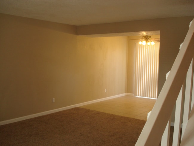 Photo - 32 E Old Broadmoor Rd
