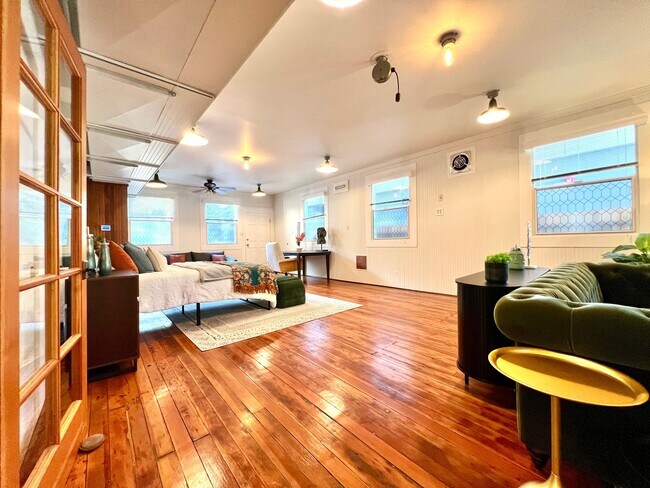 Photo - 814 Victorian Alley