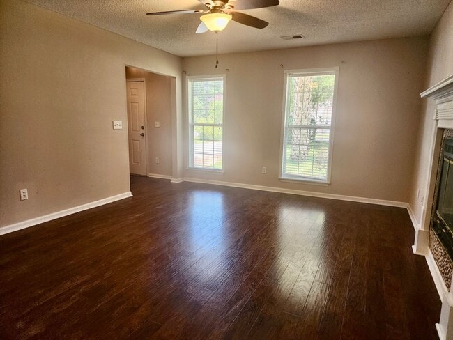 Photo - Charming 4 Bedroom Home in Center Lake Sub...