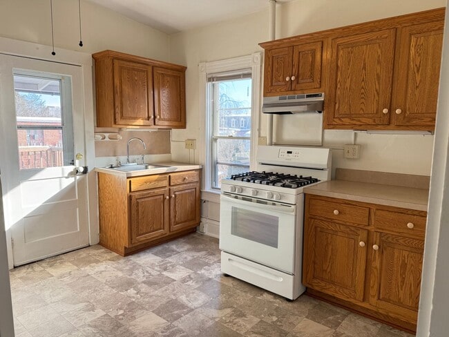 Building Photo - 319 N Charlotte St Unit Apt. 2